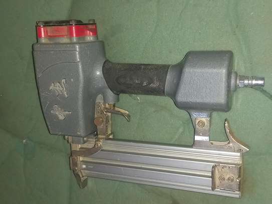 machine pour clou invisible sur bois image 1