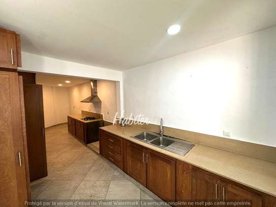 Villa de 750m2 à louer aux Almadies image 3