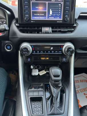 TOYOTA RAV 4 XLE 2020 image 3