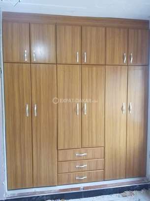 Armoire et rangements en bois massif image 6