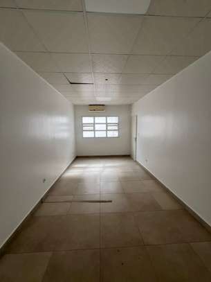 Plateau de Bureau à louer au Point E image 7