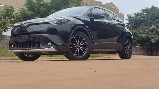 Toyota C-HR SUV compact noir jantes alliage sport image 3