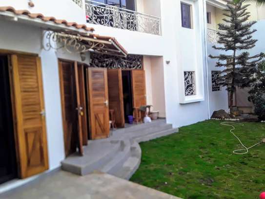 Belle villa R+1a vendre aux Almadies  Dakar image 6