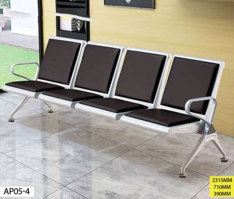 BANQUETTE D'ATTENTE MÉTALLIQUE À 4 PLACES AVEC ASSISE image 1