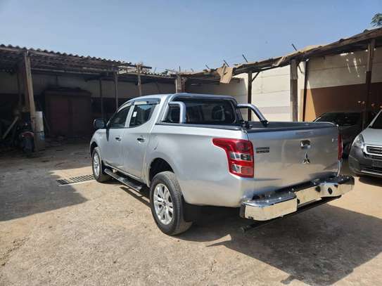 Mitsubishi L200 image 1