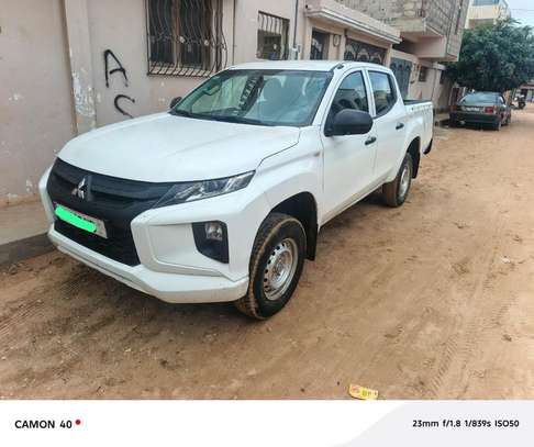 Mitsubishi L200 pick-up 4x4 double blanche et gris 2023 image 2