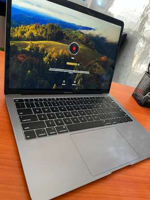 Macbook 2019 core i5 image 4