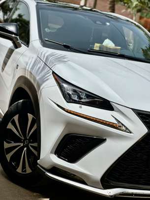 LEXUS NX300h image 2