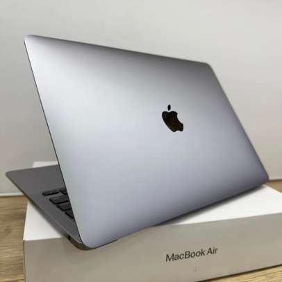 MacBook Air M1 13.3 pouces  dans sa boite image 3