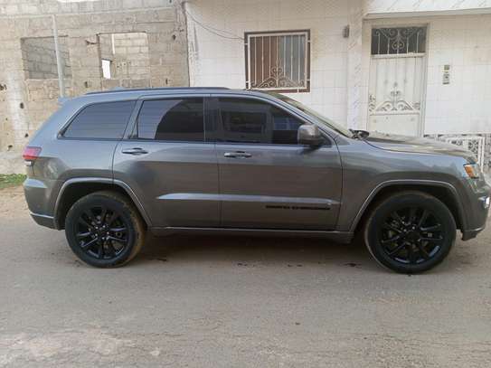 Jeep grand Cherokee image 9