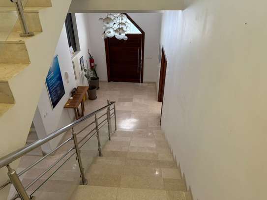 Magnifique villa R+2 à louer aux Almadies image 3