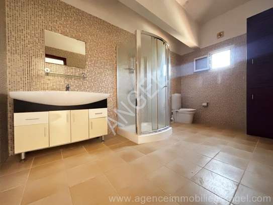 Ref_1770_PL belle villa en R+1 à Yoff Océan Pied dans l'eau. image 14