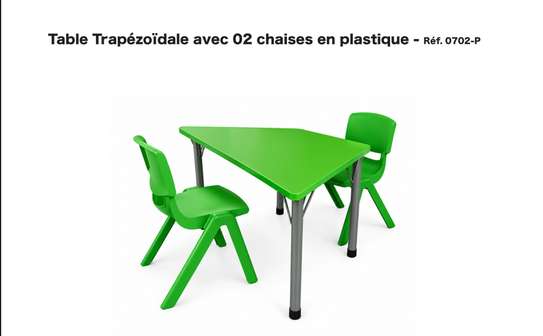 Table trapézoïdale avec 2 chaises en plastiques image 2