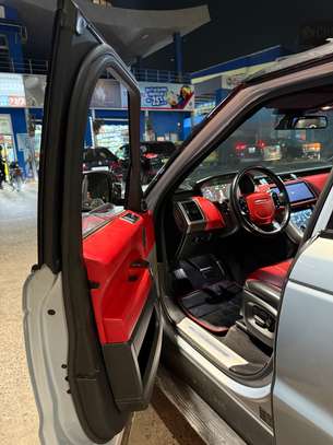 Range Rover SVR image 3