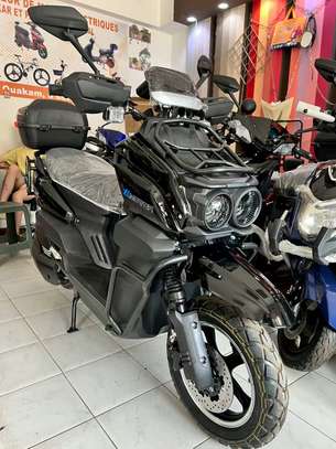 Scooter électrique noir compact avec coffres arrière image 5