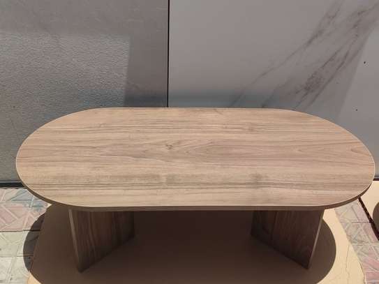 Table basse ovale bois clair compacte moderne image 4