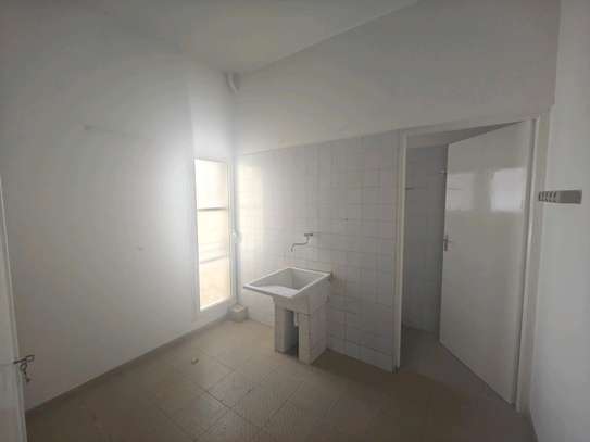 Appartement a louer point E image 3