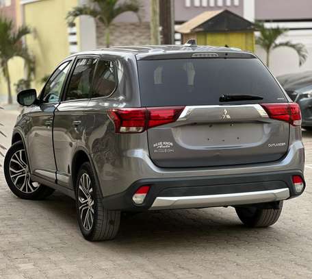 Mitsubishi Outlander 2018Gris SUV spacieux fiable image 9