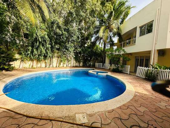 Villa avec jardin et piscine à Louer aux Almadies image 2