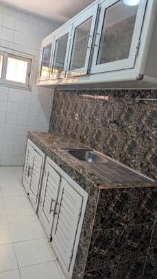 A loué un apartuman  1etage non loin de la brioche Dorée image 10