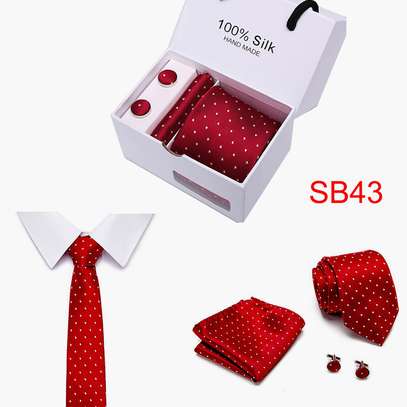 Coffret ensemble cravatte, boutton manchette et mouchoir image 2