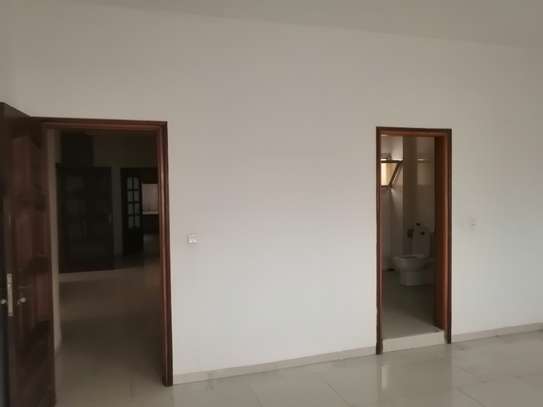 Appartement F4 à louer au 2e étage à la cité K. Gorgui VDN image 6