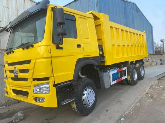CAMION BENNE SINOTRUK HOWO 6x4 image 1