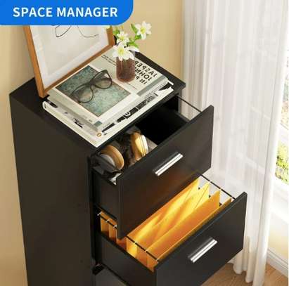 Classeur en bois à 4 tiroirs Dextrus avec serrure image 5