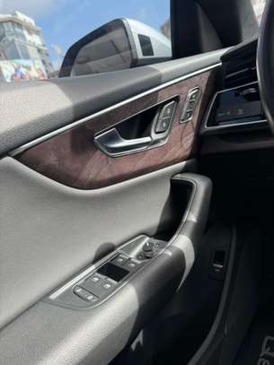 Audi Q8 2019 image 8
