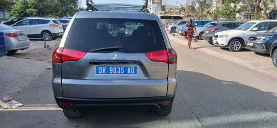 Mitsubshi pajero image 2