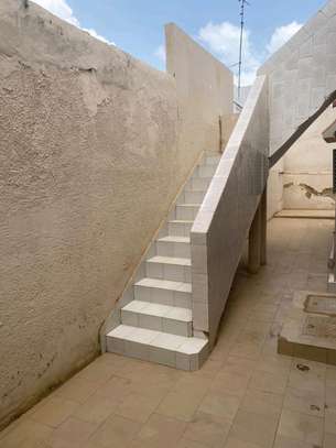 Maison A vendre  242 m2 Thies image 5