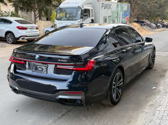 BMW series 740i image 7