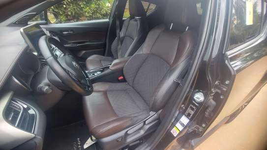 Toyota C-HR SUV compact noir jantes alliage sport image 5