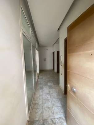 Une villa R+2 à louer aux Mamelles image 3