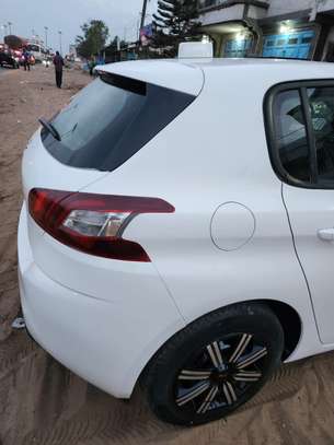 Berline compacte blanche faible kilométrage économique image 8