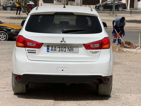 Mitsubishi OUTLANDER image 5