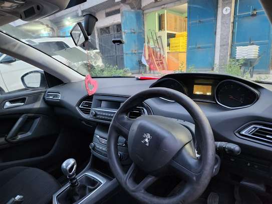 Berline compacte blanche faible kilométrage économique image 7