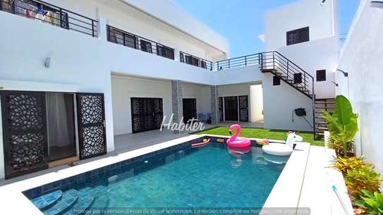 Villa R+1 meublée à louer à Saly image 1