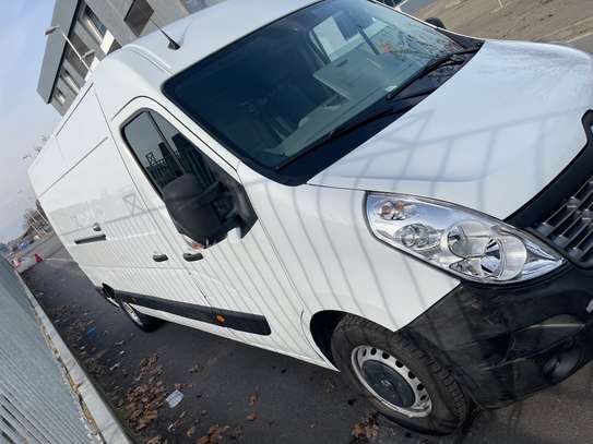 Renault Master utilitaire blanc grand volume image 2