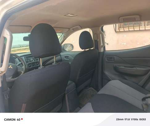 Mitsubishi L200 pick-up 4x4 double blanche et gris 2023 image 4