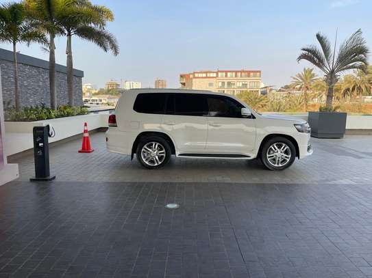 Toyota Land Cruiser image 2