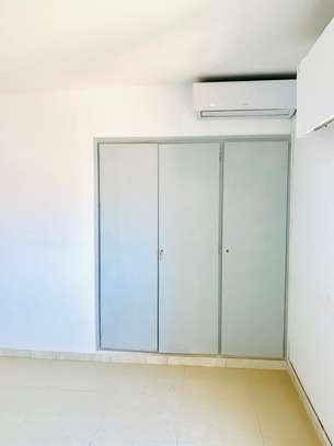 APPARTEMENT F4 À LOUER FENÊTRE MERMOZ image 7