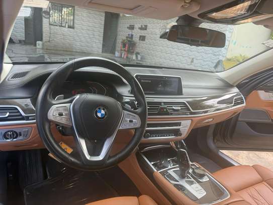 BMW série7 Année 2021 Grand écran tactile avec CarPlay image 4