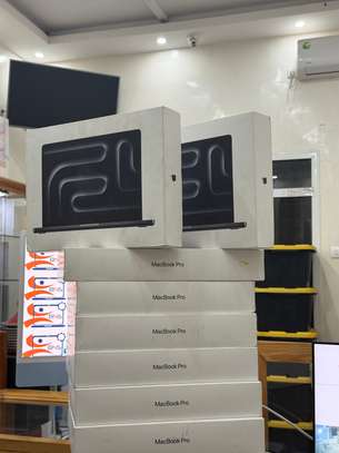 MacBook Pro M5 (2025) 14 Pouces SSD 512Go Ram 16GB image 1