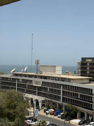 Appartement F3 meublé à louer à Dakar plateau image 8