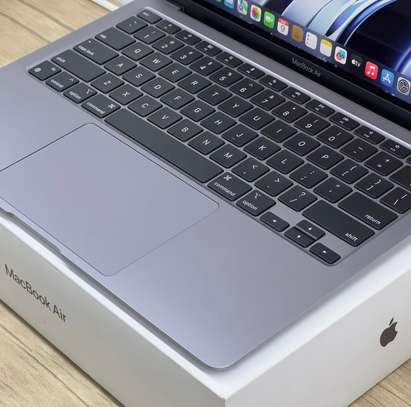 MacBook Air M1 13.3 pouces  dans sa boite image 4