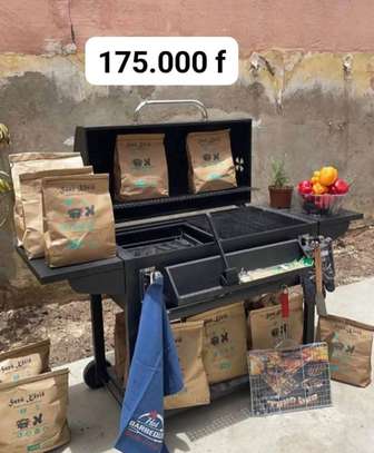 Barbecue charbon mobile avec couvercle ventilé et étagères image 7