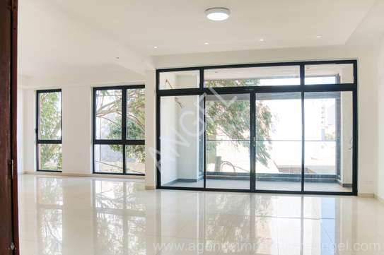 Ref_2088_GL  Appartement de 225 m² à louer au point E image 1