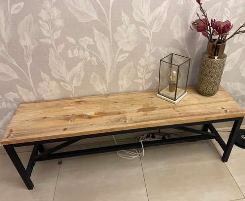 Banc en bois et décorations image 3