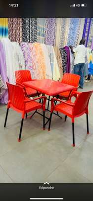 Table et  Chaises en Plastique image 1
